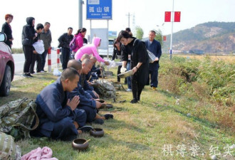 僧人201国道上行脚 女信众一路相伴送饭