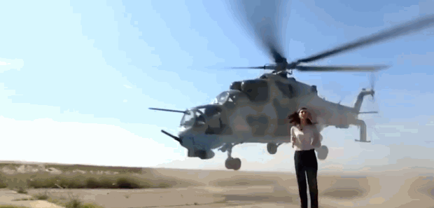 阿塞拜疆,当参加阅兵的米-24直升机遇美女记者