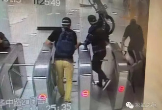 上海3外籍男扛自行车地铁逃票 用英语骂人