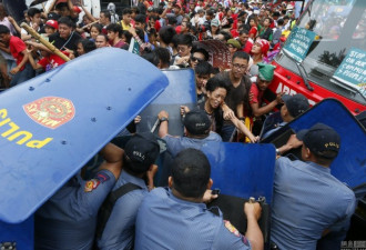 菲民众美使馆外抗议演变成暴力冲突 遭警车冲撞