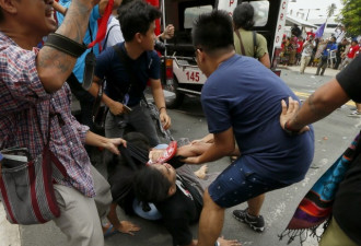 菲民众美使馆外抗议演变成暴力冲突 遭警车冲撞