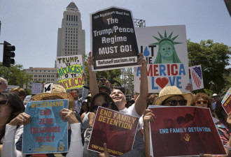 全美爆发700多场示威游行 写着特朗普下台