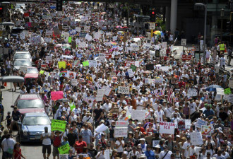 全美爆发700多场示威游行 写着特朗普下台