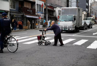 日本政客称不生孩子的人自私 安倍：我也没孩子