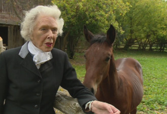 太帅！加拿大96岁女子还在骑马 你还敢服老吗?