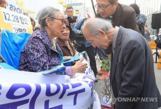 日八旬教授参加韩慰安妇受害者集会 下跪道歉