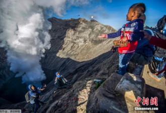印尼东爪哇民众向火山口投掷贡品求好运