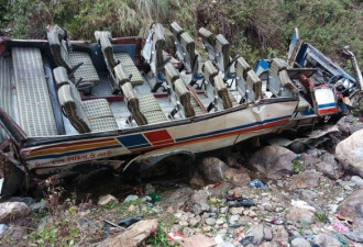 印度巴士坠213米峡谷 至少48名乘客罹难
