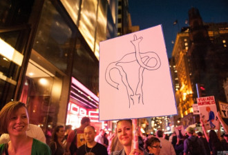 纽约游行反特朗普：阴道有力量 米歇尔演讲拉票