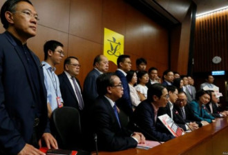 香港“青年新政”议员重申不会为辱华誓词道歉