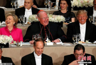 希拉里特朗普出席慈善晚宴 两人“握手言和”