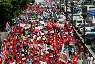 菲律宾民众大游行 支持总统外交独立