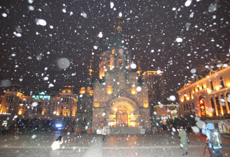 哈尔滨降初雪 美若置身欧洲童话 市民拍照