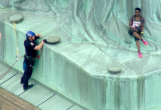 美独立日爬上自由女神像,女子抗议移民政策被捕