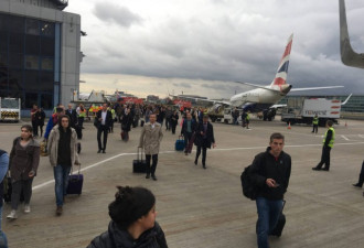 伦敦机场发生“化学事故” 乘客紧急疏散一幕