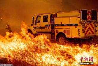 美加州野火持续延烧 周末将出现高温恐加剧火势