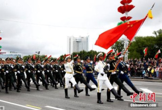 白俄罗斯举行独立日阅兵式 中国军人首次参加