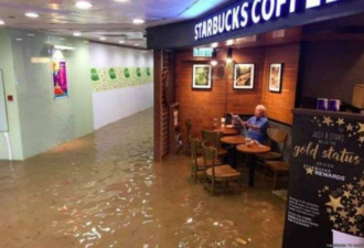 香港一老伯洪水中淡定喝咖啡成网红 网友改图