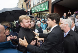 加拿大帅总理出访遭遇壮男挑衅 扶肩耐心安抚