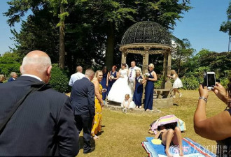 英国夫妇婚礼遇到“奇葩 ”反被网友同声指责
