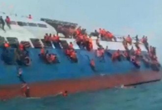 印尼船难画面曝光 乘客斜挂船身外等救援