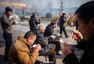 “中国最接地气的婚礼” 上百人抢吃一锅饭