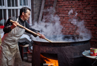 “中国最接地气的婚礼” 上百人抢吃一锅饭