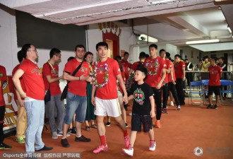 恒大中超6连冠加冕庆典 振兴中国足球横幅抢镜