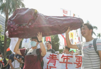 台湾青年团体围攻民进党:工时超长 要求涨工资