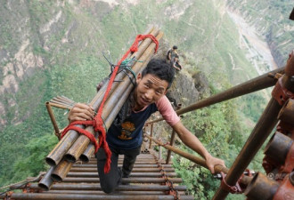 悬崖村绝壁修路 村民背1500根钢管上山造天梯