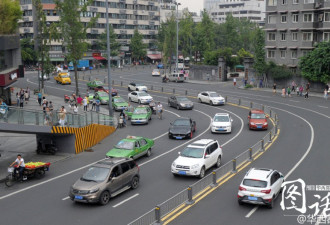 成都S型急弯路如赛道 过半车辆压实线