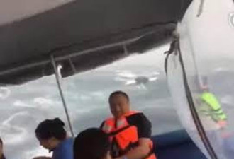 中国游客亲历普吉岛巨浪: 船身几乎90度摇摆