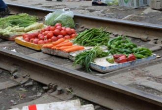 贵州遵义“铁路菜市”:火车直接从菜摊开过