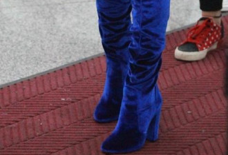 杨幂穿“蓝瘦”长靴亮相 这身材 也是没谁了