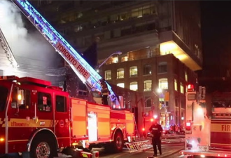 多伦多闹市区凌晨三级大火 屋顶烧塌现场惨烈