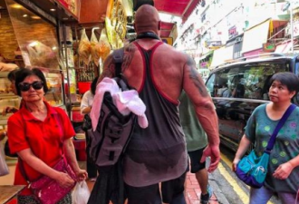 野生巨石强森现身香港街头 强大肌肉看呆大妈