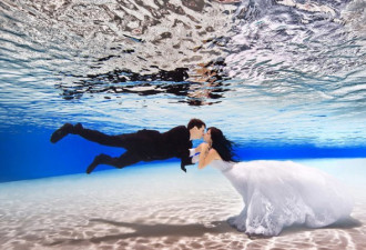 美国新婚夫妇海底拍超梦幻婚纱照