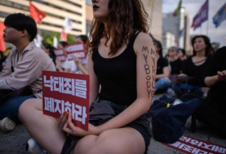 要求严惩偷拍，韩国数万女性上街怒吼