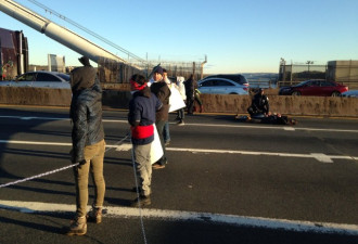 纽约示威者上班高峰阻断大桥要移民权 10人被抓
