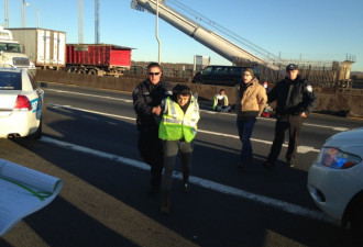纽约示威者上班高峰阻断大桥要移民权 10人被抓