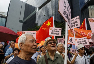 香港“辱国议员”欲再宣誓未果 遭立法会驱逐