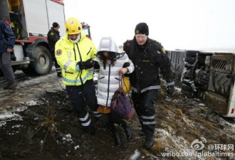 冰岛旅游大巴翻车致15伤 乘客多为中国人