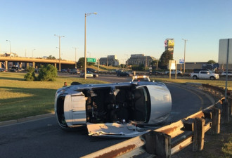 多伦多西区车祸 司机失控汽车翻车受重伤
