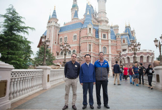 王健林到上海迪士尼参观：既是考察也是学习