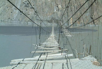 世界最危险吊桥,几块木板拼凑,是入村唯一入口