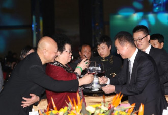 中国男女首富聚首： 唐僧老婆与王健林碰杯敬酒