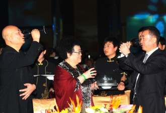 中国男女首富聚首： 唐僧老婆与王健林碰杯敬酒