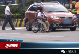 实拍“轮椅男”街头碰瓷 警察来了 撒腿就跑