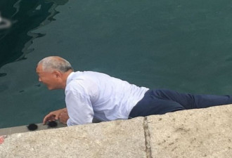 中国游客意大利下海捕海胆 就地生吃吓傻渔夫