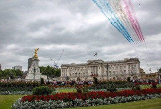 英国皇家空军举行成立百年盛大阅兵式